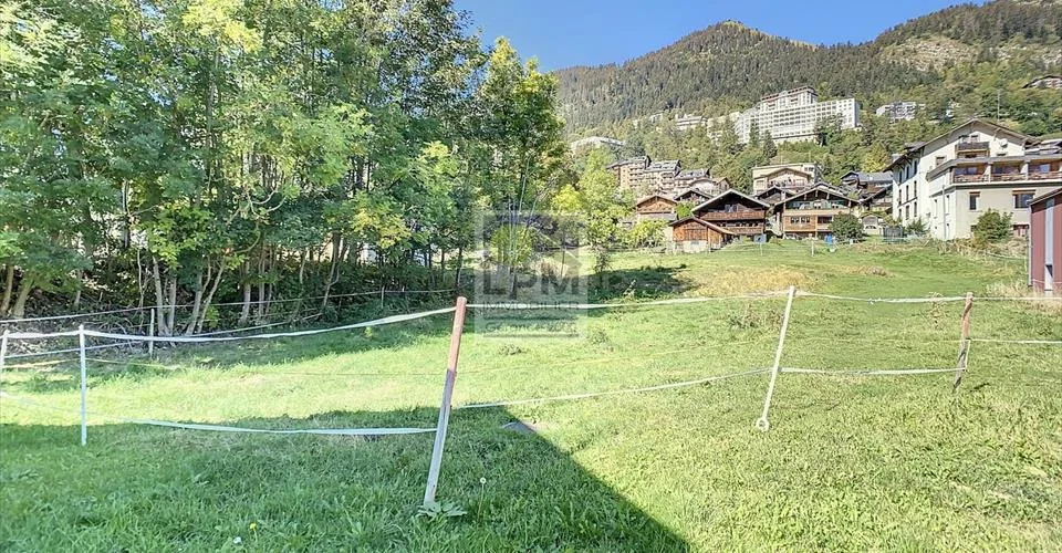 Terrain à vendre de 691m2 au village en bordure de la zone industielle