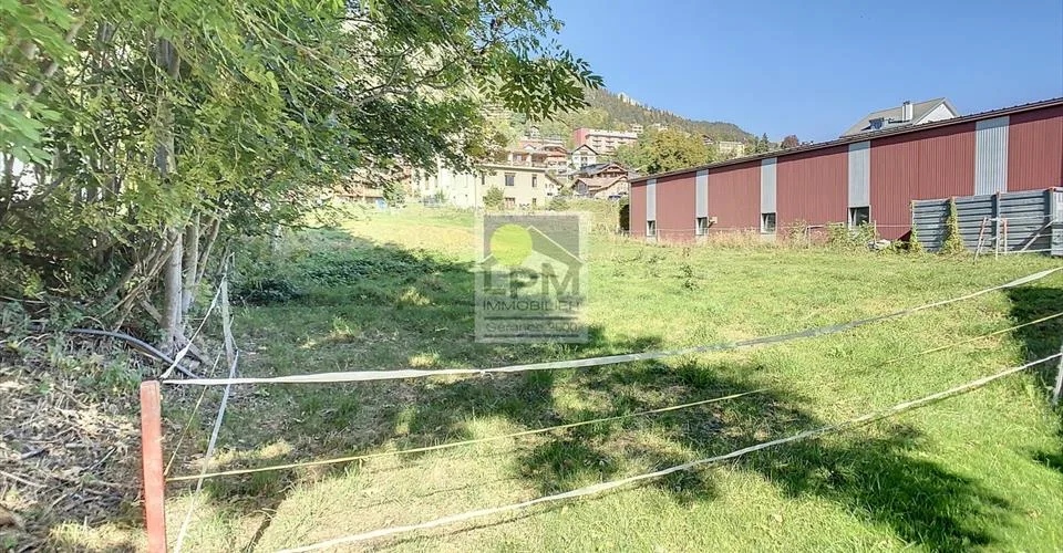 Terrain à vendre de 691m2 au village en bordure de la zone industielle