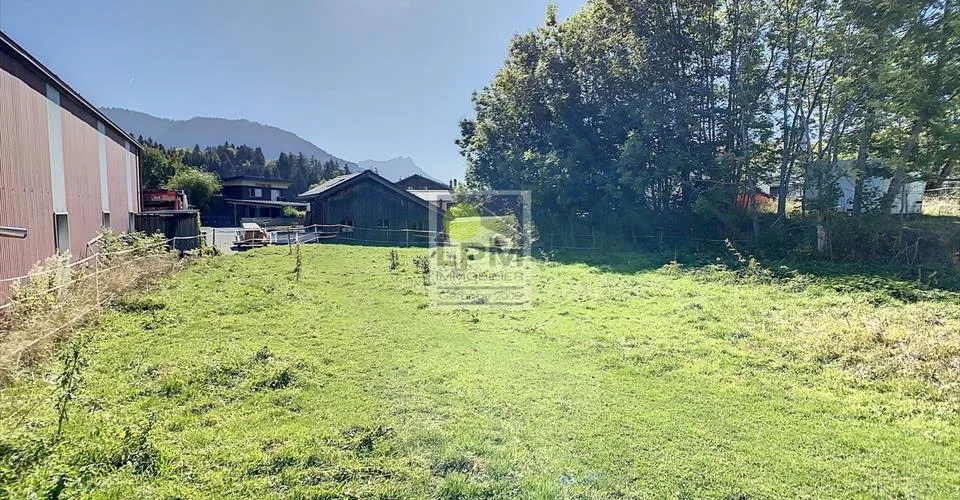 Terrain à vendre de 691m2 au village en bordure de la zone industielle