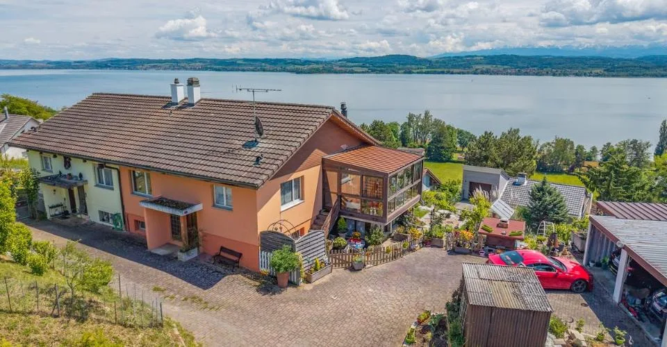 Magnifique terrain avec vue sur le lac de Morat et la possibilité de construire appartement ou maison