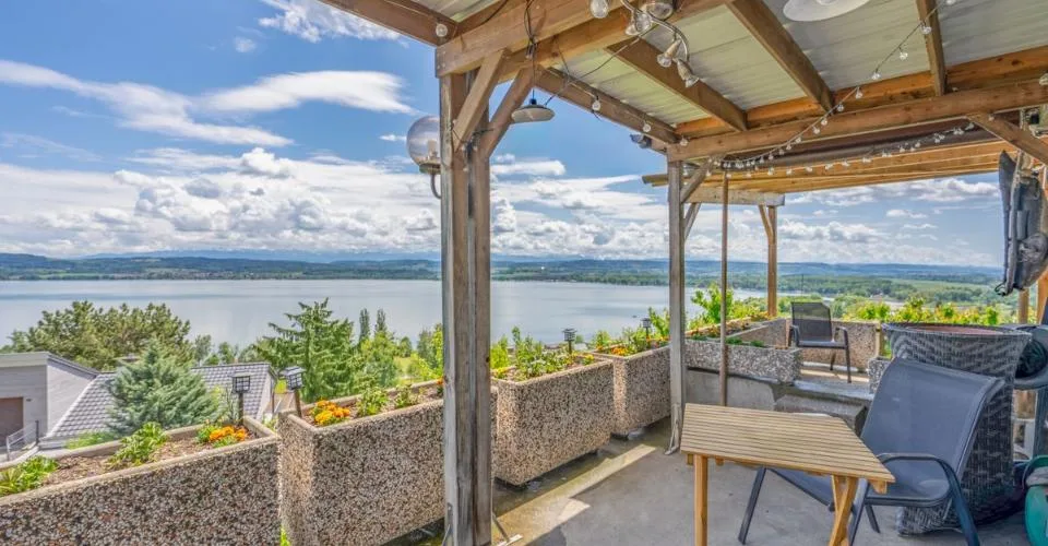Magnifique terrain avec vue sur le lac de Morat et la possibilité de construire appartement ou maison