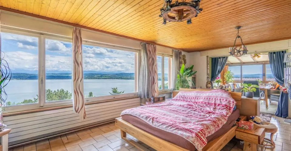 Magnifique terrain avec vue sur le lac de Morat et la possibilité de construire appartement ou maison