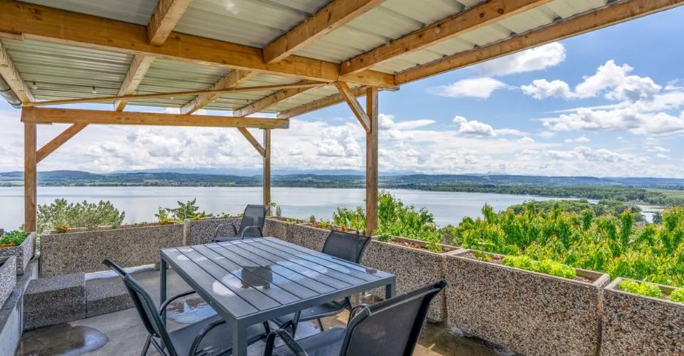 Magnifique terrain avec vue sur le lac de Morat et la possibilité de construire appartement ou maison