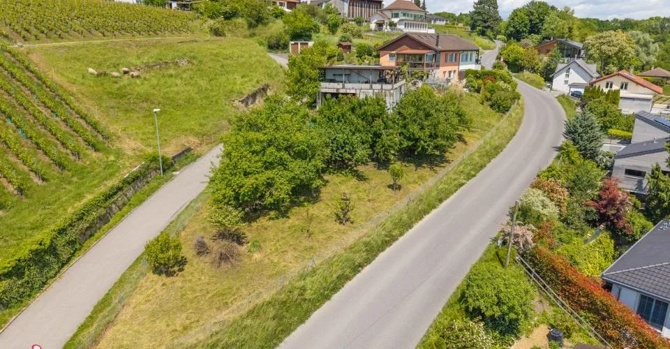 Magnifique terrain avec vue sur le lac de Morat et la possibilité de construire appartement ou maison