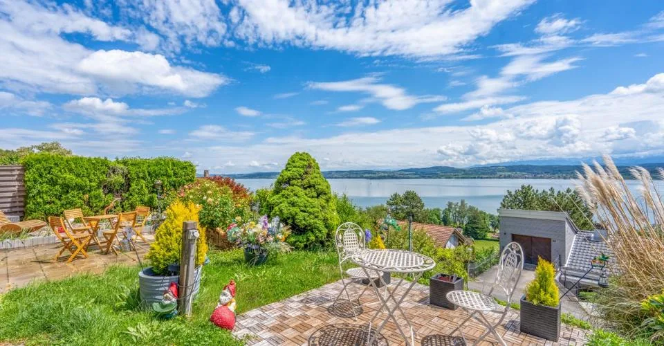 Magnifique terrain avec vue sur le lac de Morat et la possibilité de construire appartement ou maison
