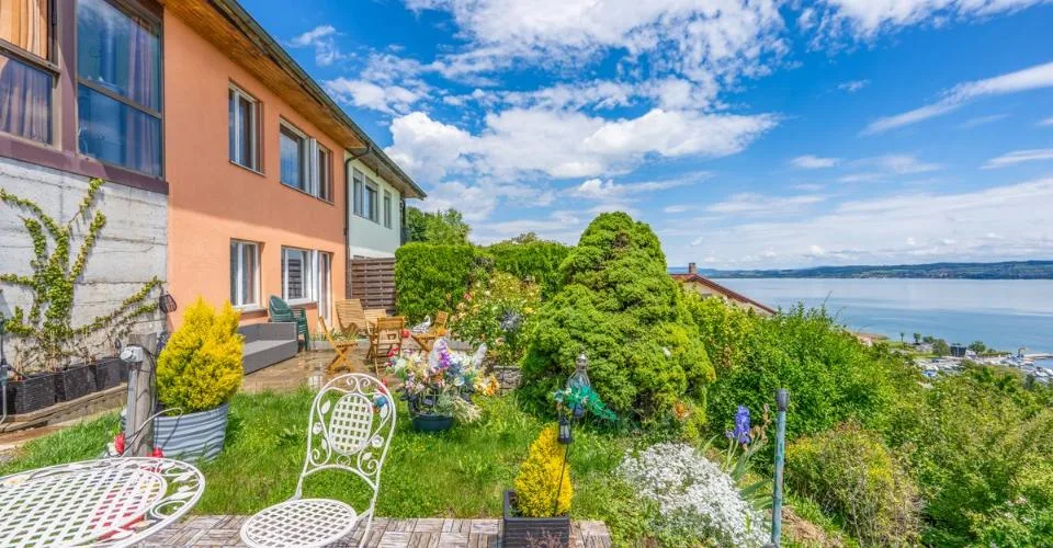 Magnifique terrain avec vue sur le lac de Morat et la possibilité de construire appartement ou maison