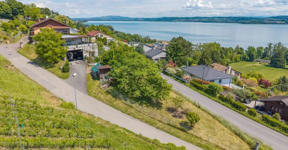 Magnifique terrain avec vue sur le lac de Morat et la possibilité de construire appartement ou maison