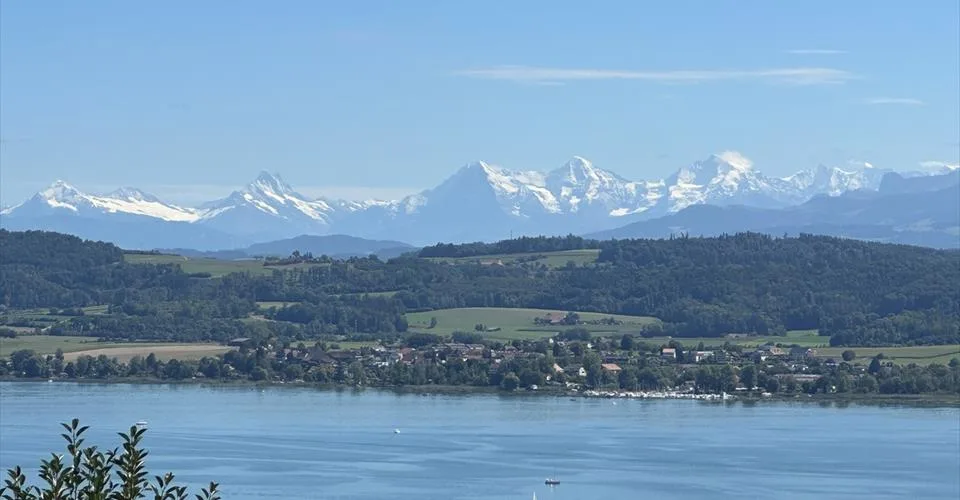 TERRAIN AVEC INCROYABLE VUE SUR LE LAC DE MORAT