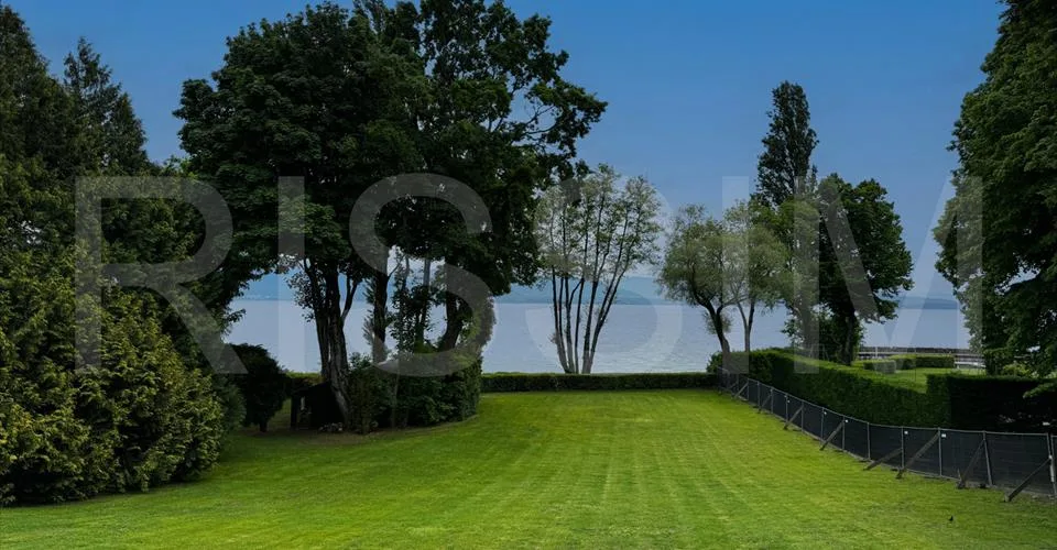 Magnifique Terrain Pied dans l'Eau avec Projet de Construction