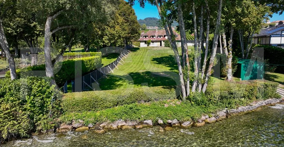 Magnifique Terrain Pied dans l'Eau avec Projet de Construction