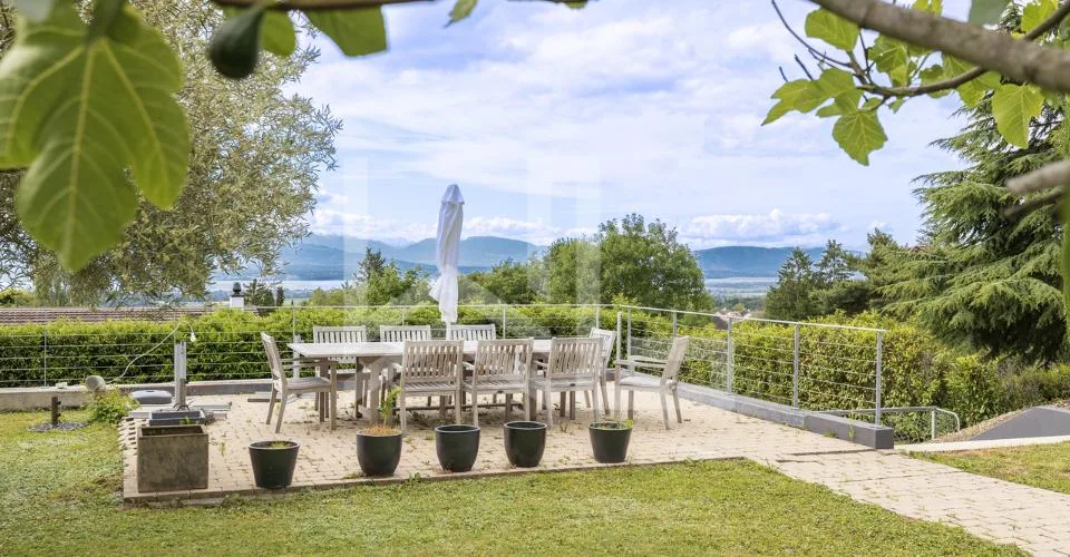 Gros potentiel pour cette propriété avec vue lac