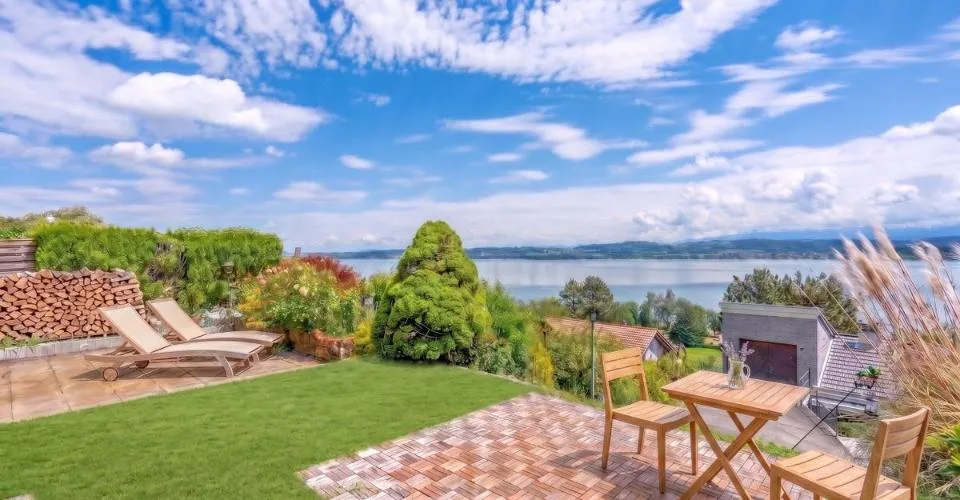 Maison avec vue sur le lac de Morat et la possibilité de construire appartement ou maison en plus de l' existant
