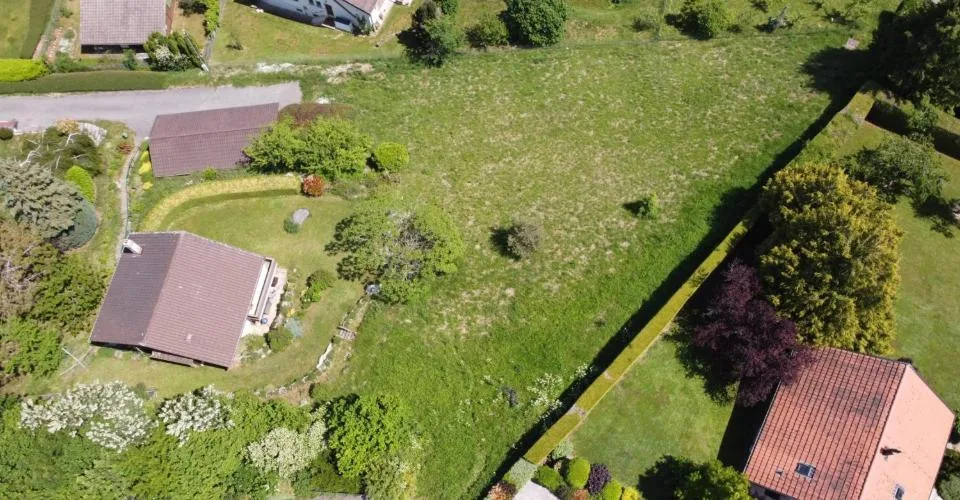 Terrain Constructible dans un environnement paisible et verdoyant