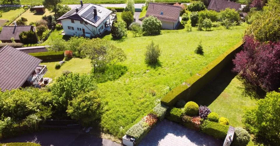 Terrain Constructible dans un environnement paisible et verdoyant