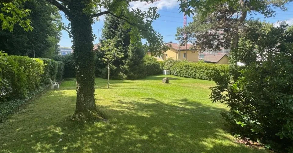Magnifique terrain constructible de 1800 m2 avec villa individuelle – Foto 3 von 6