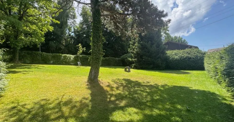 Magnifique terrain constructible de 1800 m2 avec villa individuelle – Foto 2 von 6