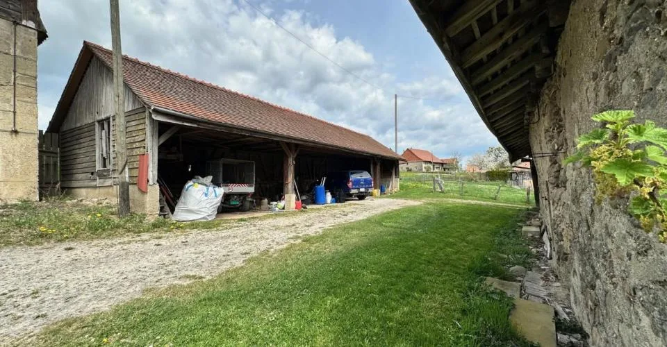 TERRAIN AVEC GRAND RURAL & COUVERT À TRANSFORMER EN HABITATION OU TOUT LE REZ POUR UNE ACTIVITÉ ET VOTRE HABITATION AU REZ SUPÉRIEUR, OU PLUSIEURS FAMILLES ?