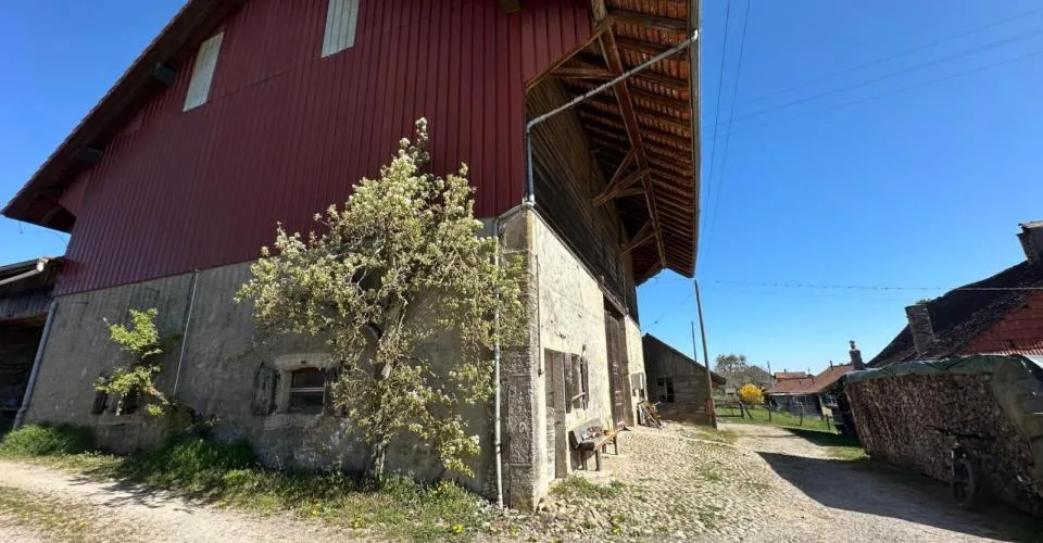 TERRAIN AVEC GRAND RURAL & COUVERT À TRANSFORMER EN HABITATION OU TOUT LE REZ POUR UNE ACTIVITÉ ET VOTRE HABITATION AU REZ SUPÉRIEUR, OU PLUSIEURS FAMILLES ?