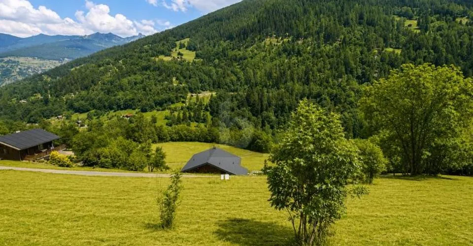 MAGNIFIQUE TERRAIN DANS UN CADRE NATUREL