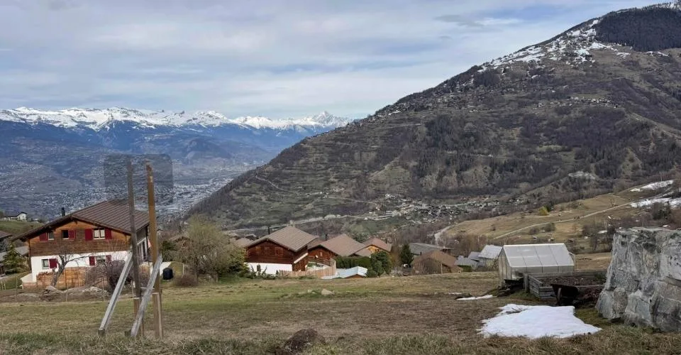 Très jolie parcelle de 1163 m2 en zone résidentielle à Sornard, Nendaz