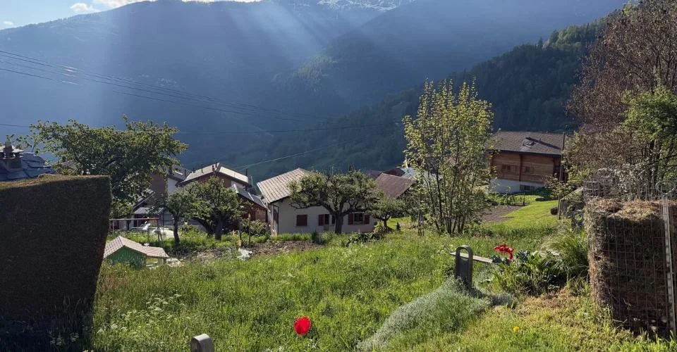 Très jolie parcelle de 968 m2 en zone résidentielle à Sornard en zone H30 à Nendaz avec accès direct