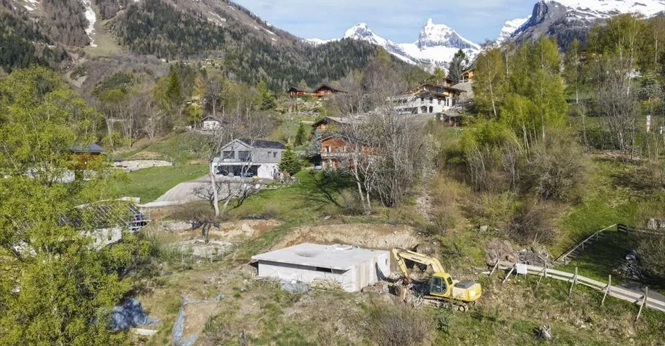 Terrain avec permis de construire, situé à Dugny 5 minutes d'Ovronnaz