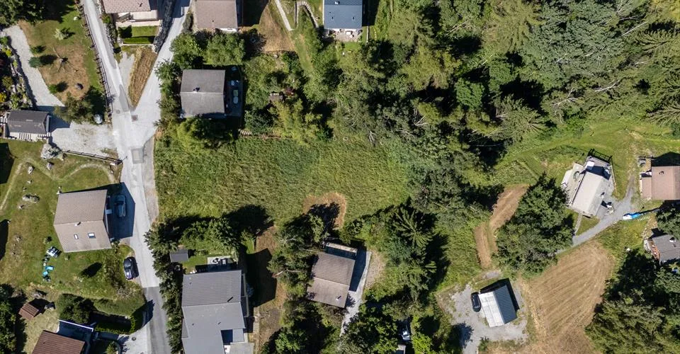 Terrain libre de mandat de plus de 1 000m2 dans un quartier résidentiel proche du centre de la station – photo 5 sur 6