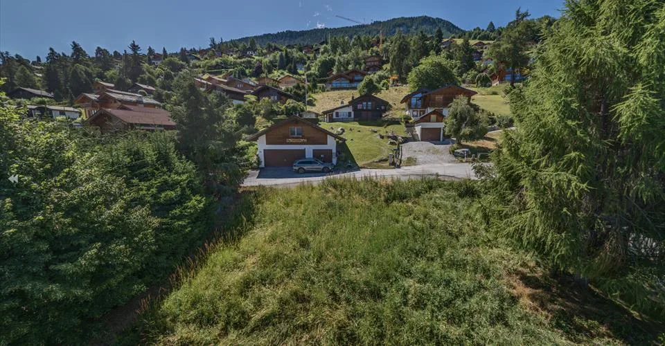 Terrain libre de mandat de plus de 1 000m2 dans un quartier résidentiel proche du centre de la station – photo 2 sur 6