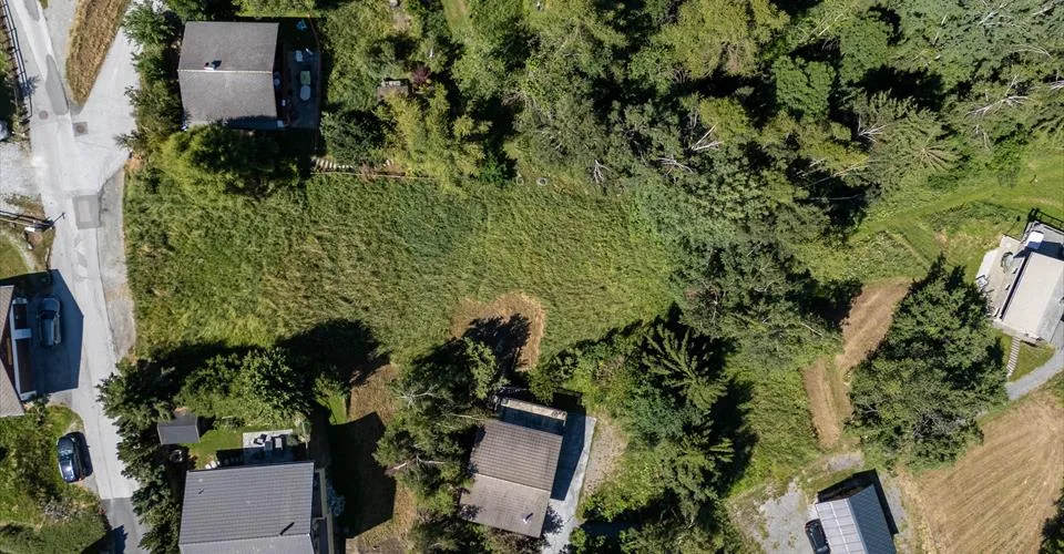 Terrain libre de mandat de plus de 1 000m2 dans un quartier résidentiel proche du centre de la station – photo 4 sur 6