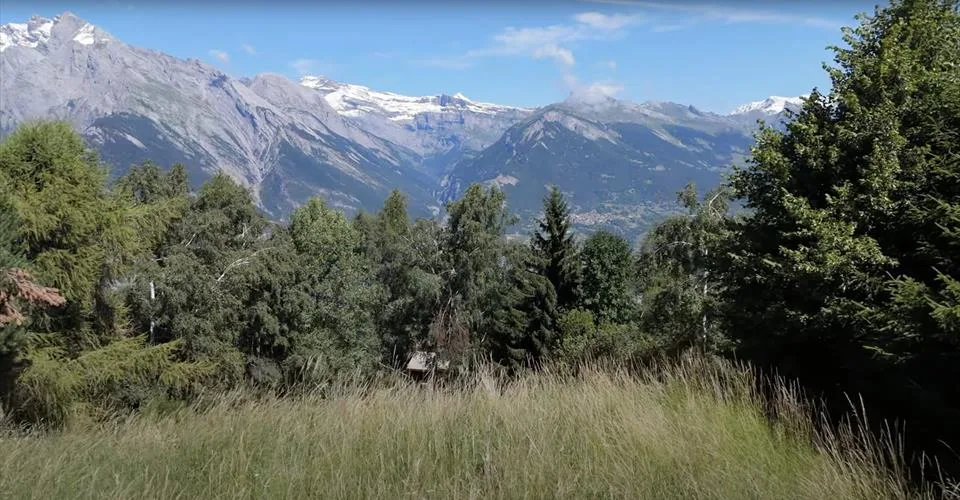 Terrain libre de mandat de plus de 1 000m2 dans un quartier résidentiel proche du centre de la station – photo 3 sur 6