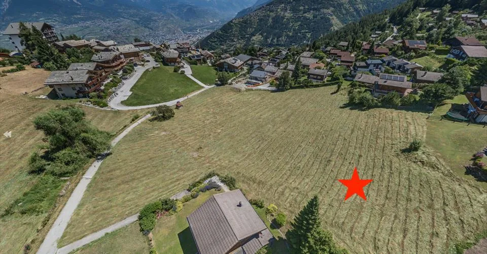 Grand terrain viabilisé libre de mandat dans un quartier résidentiel très proche du centre de la station avec vue magnifique sur les Alpes bernoises