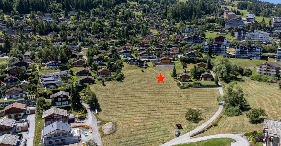 Grand terrain viabilisé libre de mandat dans un quartier résidentiel très proche du centre de la station avec vue magnifique sur les Alpes bernoises – photo 6 sur 8