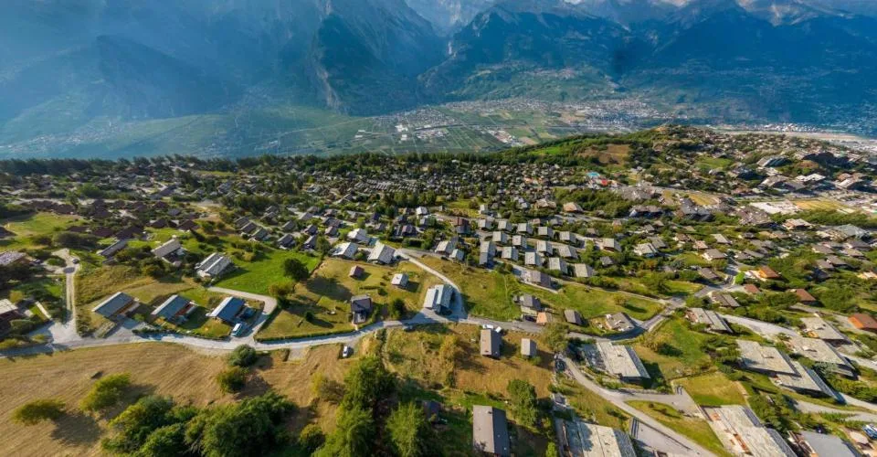 Magnifique parcelle avec vue imprenable, possibilité de construire une résidence principale – Foto 3 von 3
