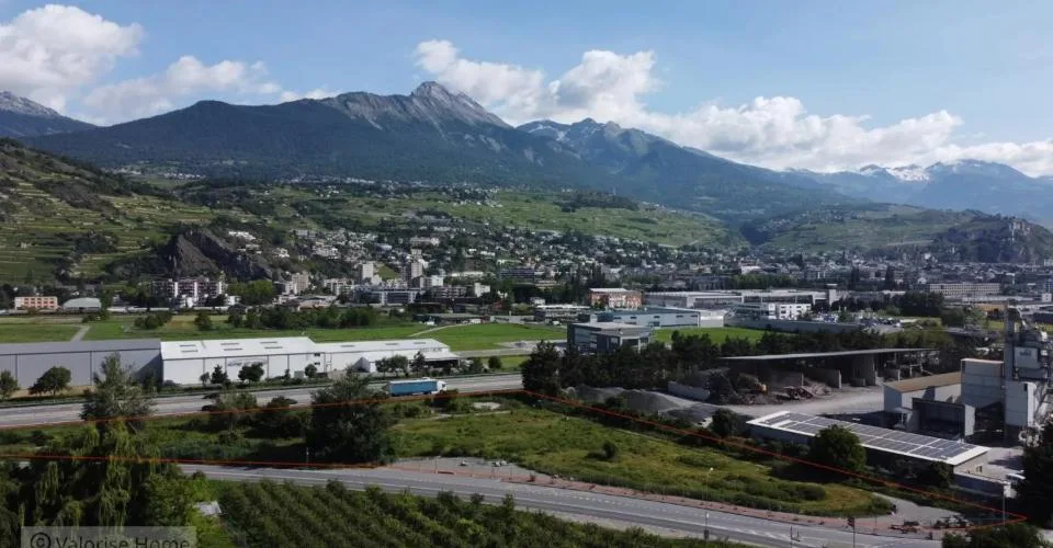 Terrains idéalement situés en bordure d'autoroute à Sion