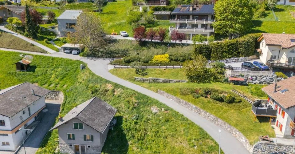 Terrain idéalement situé pour projet de 3 appartements, permis en force