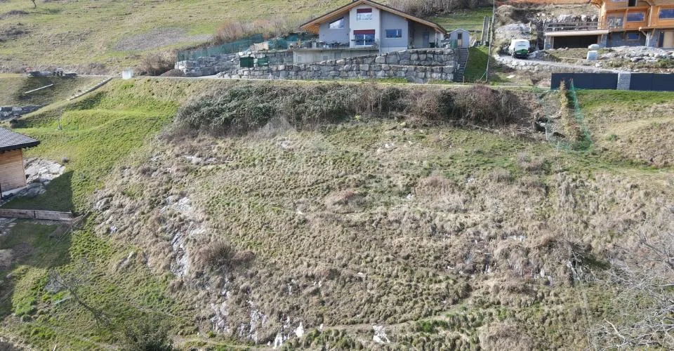 TERRAIN À BÂTIR – CALME, ENSOLEILLÉ ET VUE SUR LES DENTS DU MIDI