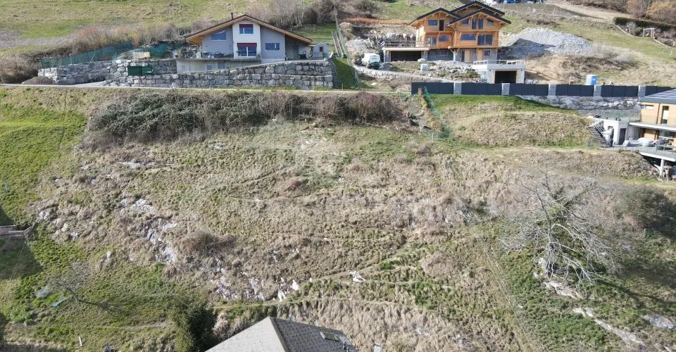 TERRAIN À BÂTIR – CALME, ENSOLEILLÉ ET VUE SUR LES DENTS DU MIDI