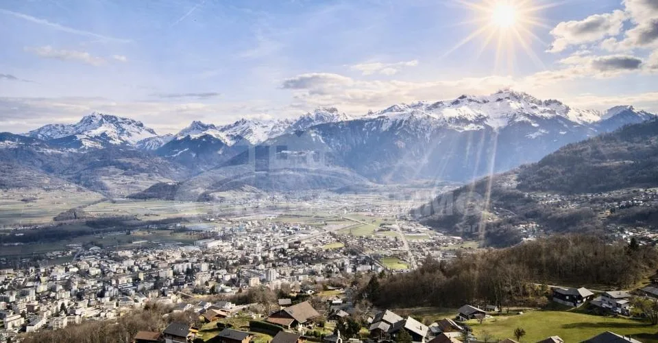 TERRAIN À BÂTIR – CALME, ENSOLEILLÉ ET VUE SUR LES DENTS DU MIDI
