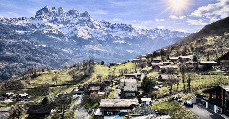 TERRAIN À BÂTIR – CALME, ENSOLEILLÉ ET VUE SUR LES DENTS DU MIDI