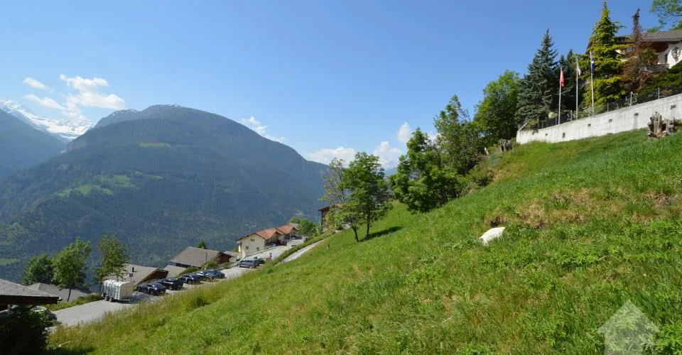 Terrain de construction ensoleillé pour maison avec 2 appartements