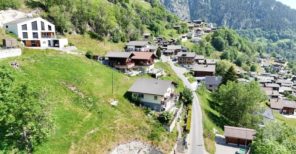 Terrain de construction ensoleillé pour maison avec 2 appartements