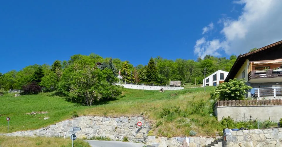 Terrain de construction ensoleillé pour maison avec 2 appartements
