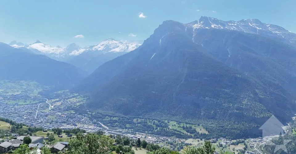 Terrain de construction ensoleillé pour maison avec 2 appartements