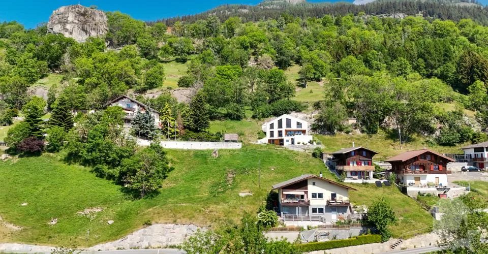 Terrain de construction ensoleillé pour maison avec 2 appartements