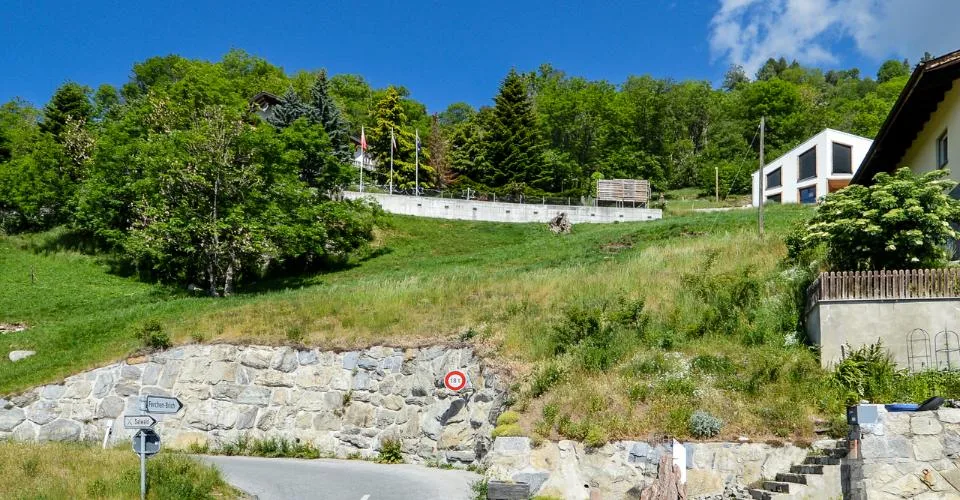 Terrain de construction ensoleillé pour maison avec 2 appartements