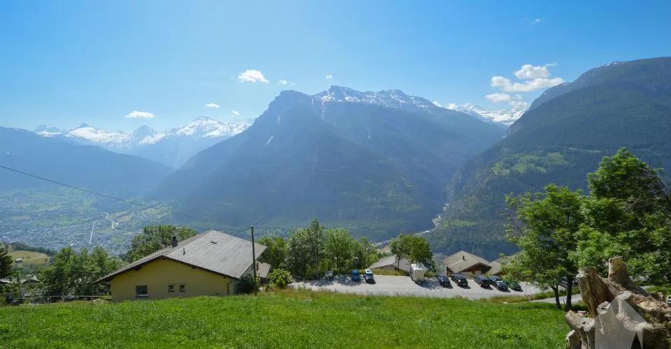 Terrain de construction ensoleillé pour maison avec 2 appartements