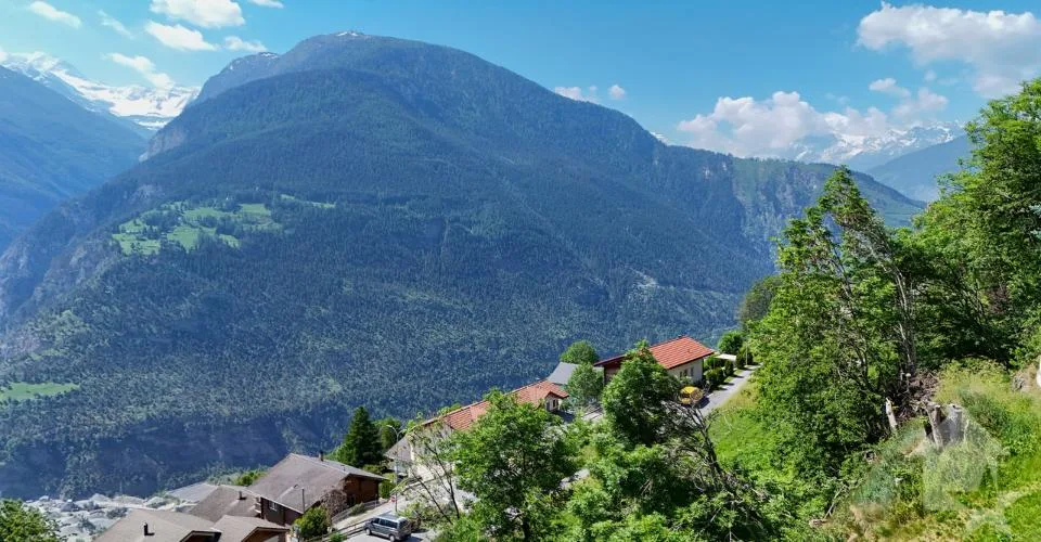 Terrain de construction ensoleillé pour maison avec 2 appartements