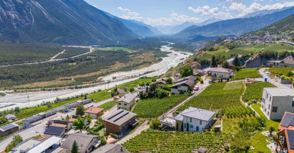 Votre maison de rêve pourrait être construite ici - terrain à bâtir ensoleillé à Loèche