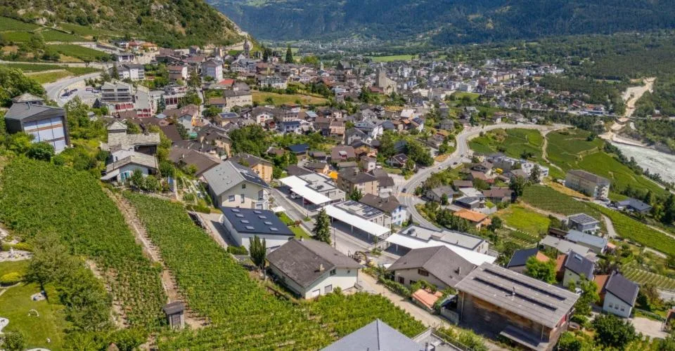 Votre maison de rêve pourrait être construite ici - terrain à bâtir ensoleillé à Loèche