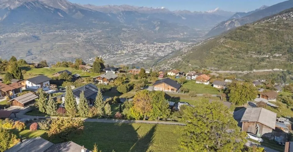 Grande parcelle à bâtir au coeur d'un quartier résidentiel